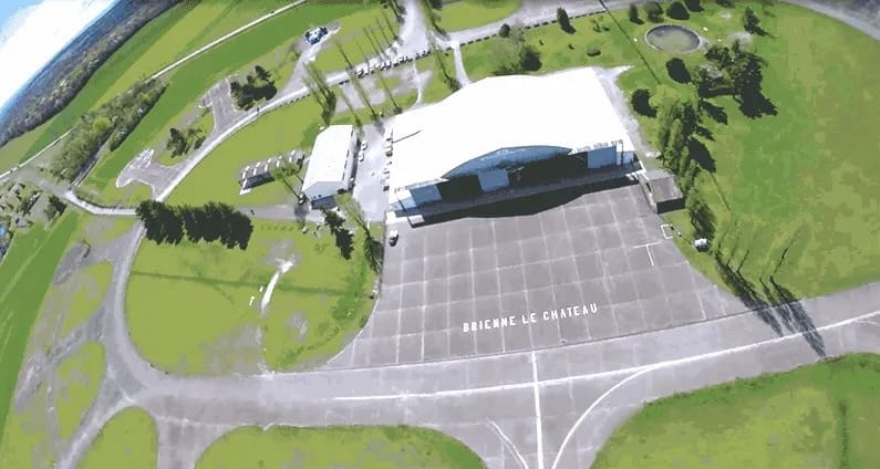 You are currently viewing Aube : La soirée de parachutisme dégénère en mise en scène raciste inspirée du Ku Klux Klan