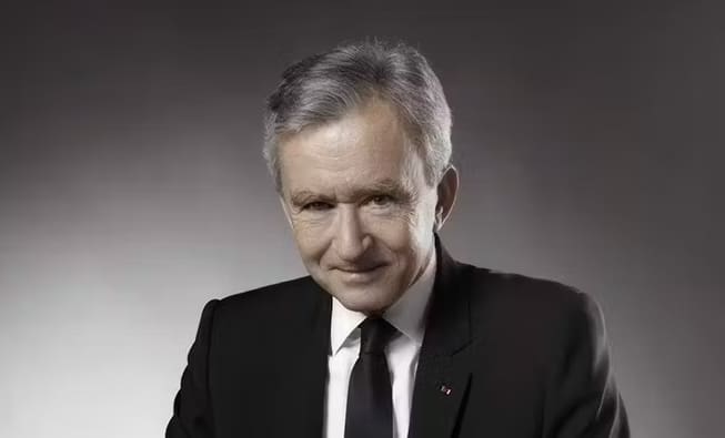 Lire la suite à propos de l’article Bernard Arnault : un bond de 19 milliards de dollars propulse la fortune du patron de LVMH à 192 milliards