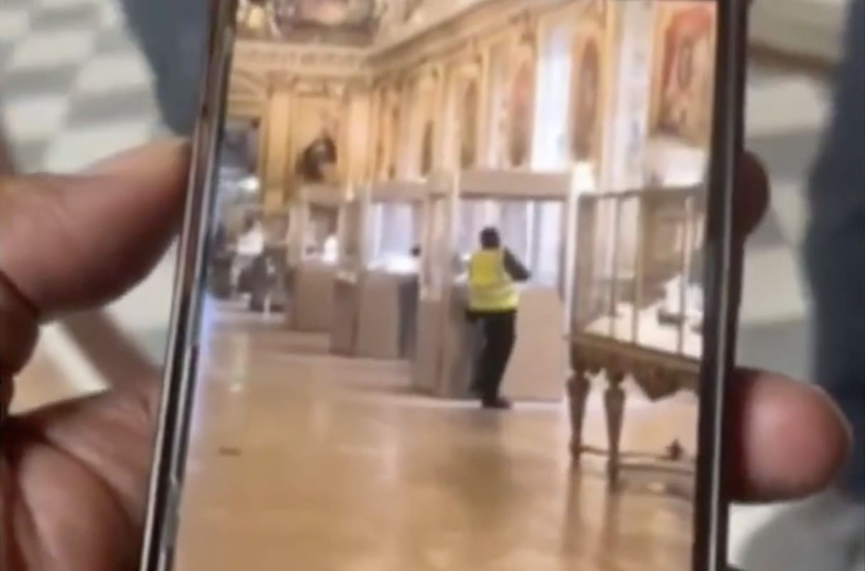 You are currently viewing Cambriolage du Louvre : les images dévoilées par BFMTV révèlent l&rsquo;utilisation d&rsquo;un gilet jaune de la mairie de Paris