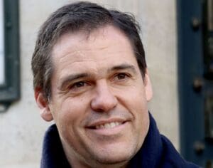 Lire la suite à propos de l’article Les prétendants au trône sortent de l’ombre pour « renouer le pacte millénaire » avec la France