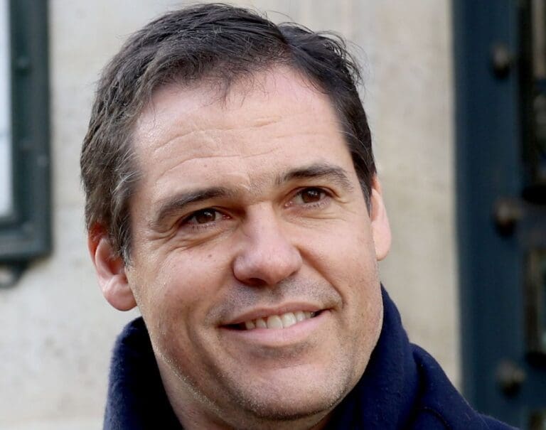 Lire la suite à propos de l’article Les prétendants au trône sortent de l’ombre pour « renouer le pacte millénaire » avec la France