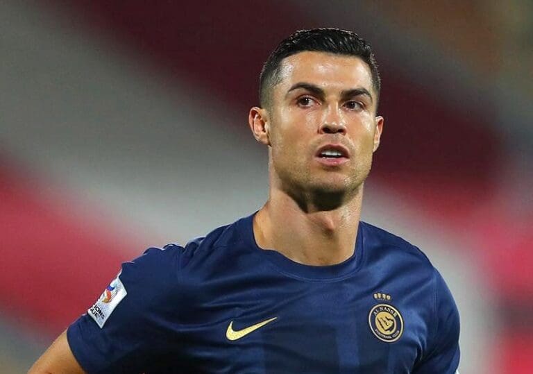 Lire la suite à propos de l’article Cristiano Ronaldo : le premier footballeur milliardaire de l’histoire grâce à son exil doré en Arabie saoudite