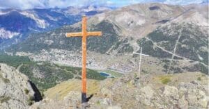 Lire la suite à propos de l’article Croix retirée à Montgenèvre : une opération par hélicoptère au nom de la laïcité