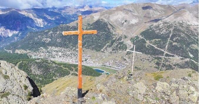 Lire la suite à propos de l’article Croix retirée à Montgenèvre : une opération par hélicoptère au nom de la laïcité