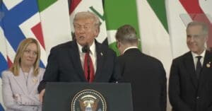 Lire la suite à propos de l’article Donald Trump : la plaisanterie humiliante envers Keir Starmer fait le buzz au sommet de la paix à Gaza