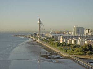 Lire la suite à propos de l’article Économie portugaise : baisse des impôts, hausse des retraites et retour triomphal à l’excédent budgétaire
