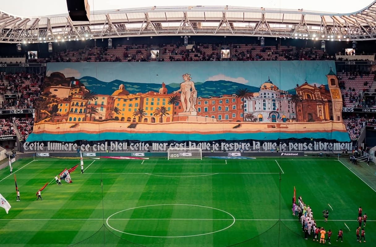 You are currently viewing Football : l’arbitre interrompt Nice-Lyon après un chant anti-Daech jugé homophobe, tollé à l’Allianz Riviera