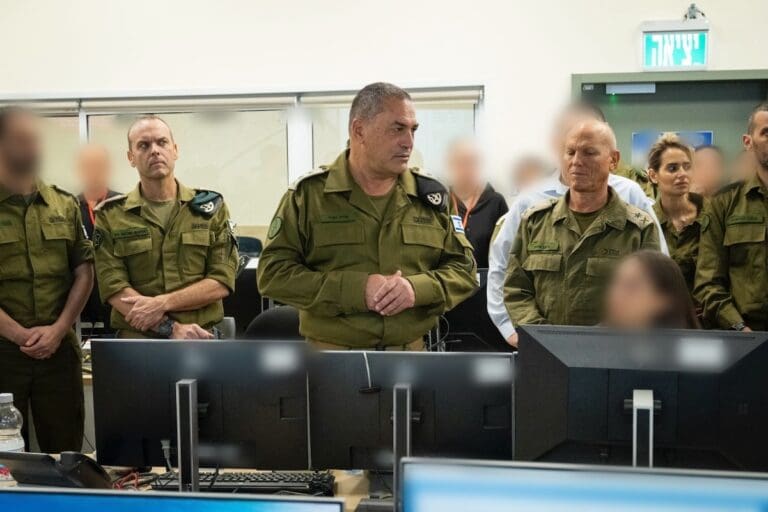 Lire la suite à propos de l’article Gaza : le Hamas remet sept premiers otages à la Croix-Rouge, l’armée israélienne salue un « jour très significatif »