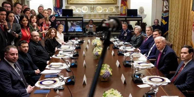 You are currently viewing Guerre en Ukraine : Zelensky plaide à la Maison Blanche pour des missiles Tomahawk, Trump temporise