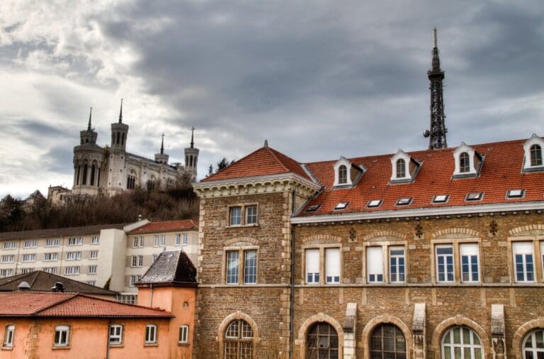 Lire la suite à propos de l’article Harcèlement scolaire à Lyon : un ex-professeur des Lazaristes jugé pour humiliations, racisme et violences psychologiques