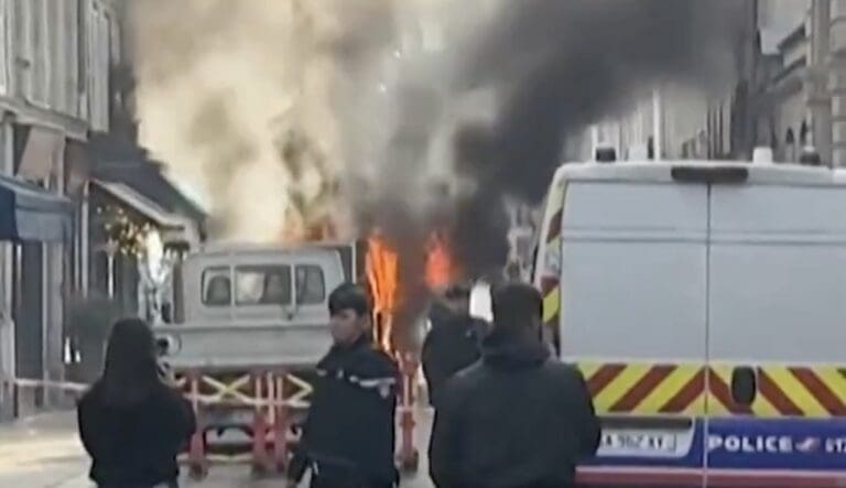 Lire la suite à propos de l’article Incendie devant Matignon : panique rue de Varenne après l’explosion d’un utilitaire