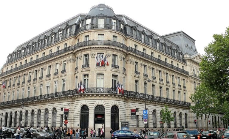 Lire la suite à propos de l’article La démission de Sébastien Lecornu fait vaciller les banques françaises en Bourse