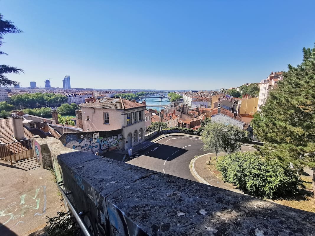 You are currently viewing Lyon : un homme poignardé au cou sans raison apparente, l’agresseur toujours en fuite