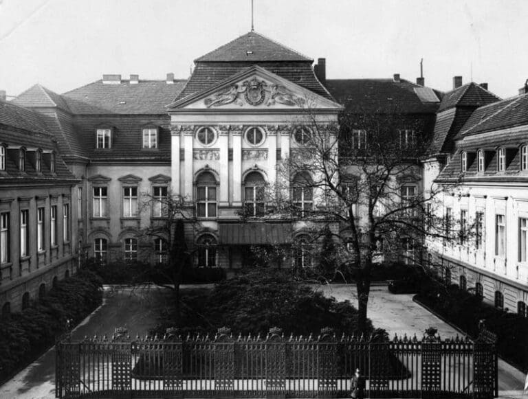 Lire la suite à propos de l’article Maison Blanche : aux États-Unis, la future salle de bal de Donald Trump comparée à celle d’Hitler