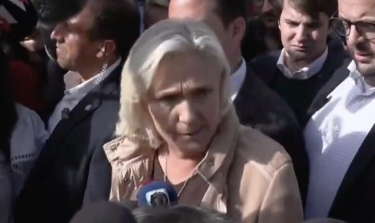 Lire la suite à propos de l’article Marine Le Pen : « La plaisanterie a assez duré, il faut dissoudre ou démissionner »