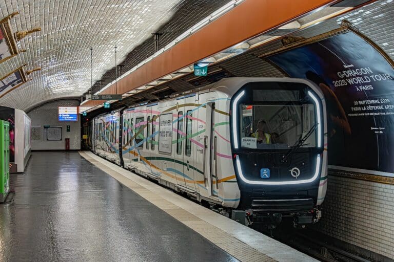 Lire la suite à propos de l’article Métro MF19 : la RATP met en service ses nouvelles rames sur la ligne 10, un tournant historique pour Paris