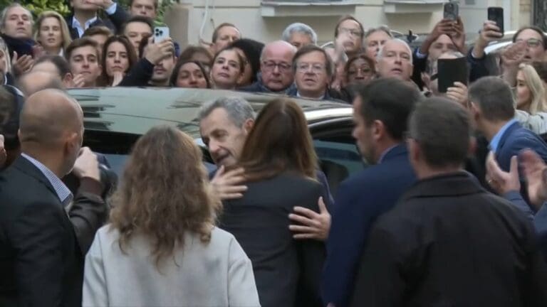 Lire la suite à propos de l’article Nicolas Sarkozy a été incarcéré à la prison de la Santé : une première pour un ancien président