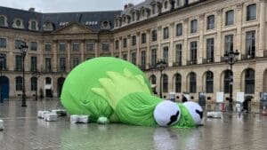 Lire la suite à propos de l’article Paris : La grenouille géante installée Place Vendôme qui divisait victime de la tempête Benjamin