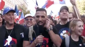 Lire la suite à propos de l’article Paris : marée tricolore place de la République à l’appel de Ben le Patriote