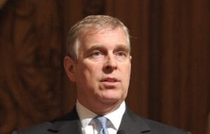 Lire la suite à propos de l’article Prince Andrew : le fils d’Elisabeth II renonce à son titre royal sous le poids des scandales