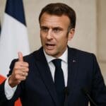 Cette image a été générée à l'aide d'une intelligence artificielle. Elle ne constitue pas une photographie réelle de la scène ou de la personne représentée. ​