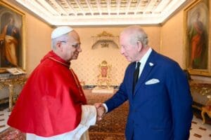 Lire la suite à propos de l’article Religion : Charles III prie avec le pape Léon XIV, une première depuis le schisme anglican