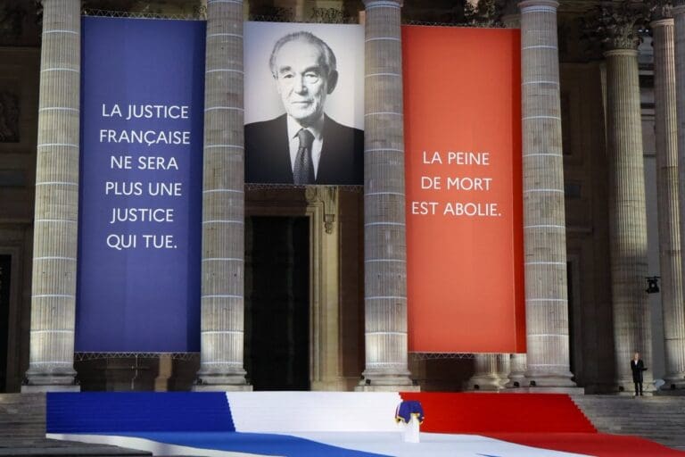 Lire la suite à propos de l’article Robert Badinter entre au Panthéon : Macron promet de porter son combat «jusqu’à l’abolition universelle» de la peine de mort