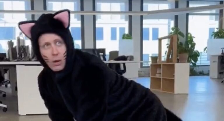 Lire la suite à propos de l’article Sora 2 : la vidéo générative passe la seconde et continue de poser des questions éthiques