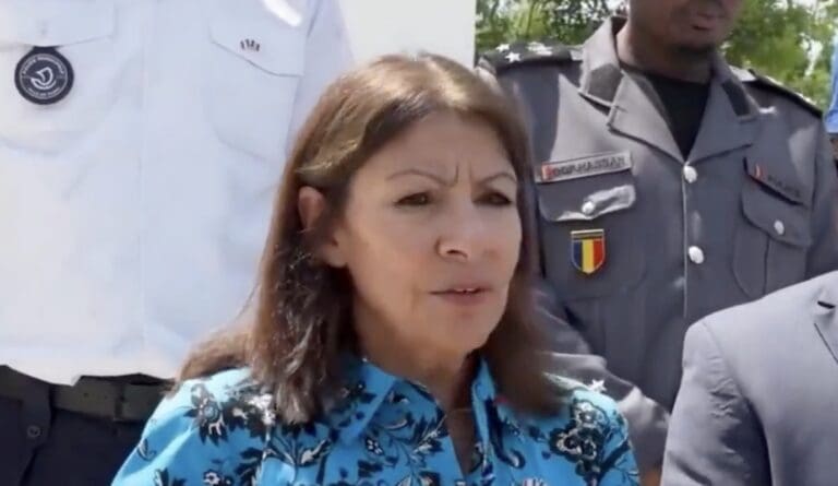 Lire la suite à propos de l’article Tchad : la phrase d’Anne Hidalgo sur la libération de l’Europe provoque une tempête politique et historique