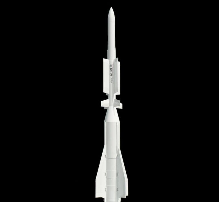 Lire la suite à propos de l’article Ukraine : la France livrera des missiles Aster supplémentaires et de nouveaux Mirage, annonce Emmanuel Macron