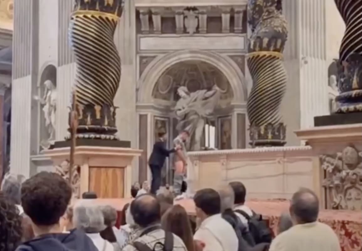 You are currently viewing Vatican : un homme interpellé après avoir uriné sur l’autel de la basilique Saint-Pierre