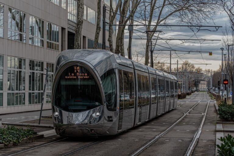 Lire la suite à propos de l’article Vénissieux : un homme poignardé à mort à une station de tramway, le suspect en fuite