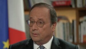 Lire la suite à propos de l’article Vol de bijoux au Louvre : François Hollande n’exclut pas une ingérence étrangère 