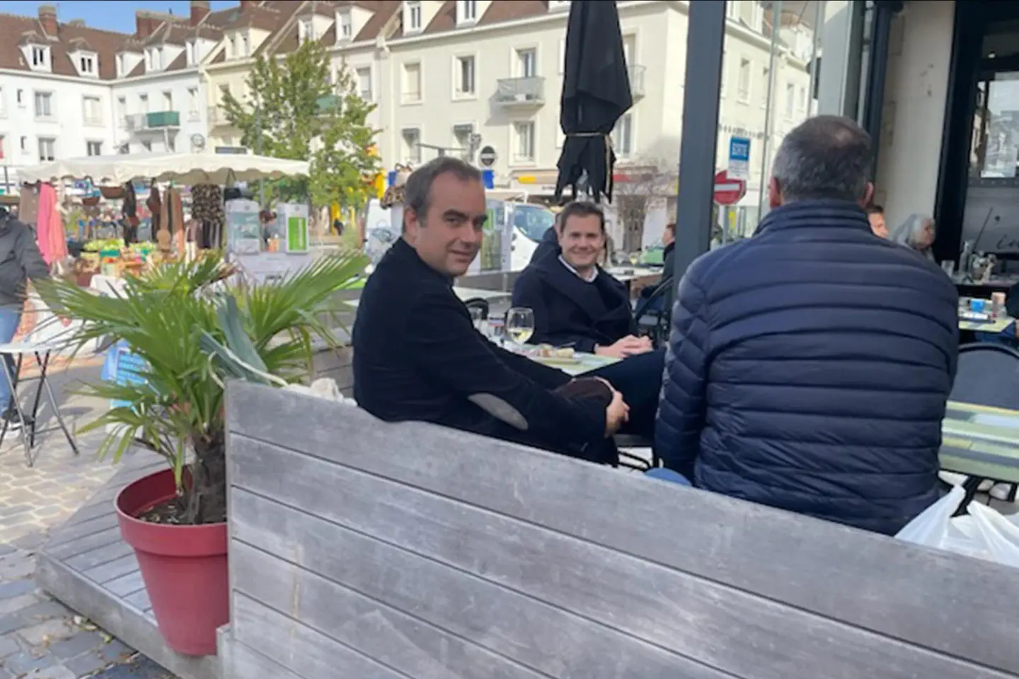 You are currently viewing Sébastien Lecornu : un bain de foule sur le marché de Vernon après une semaine politique sous tension