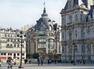 Lire la suite à propos de l’article BHV Marais : départ de Dior et Guerlain après des impayés, nouveau séisme pour l’enseigne