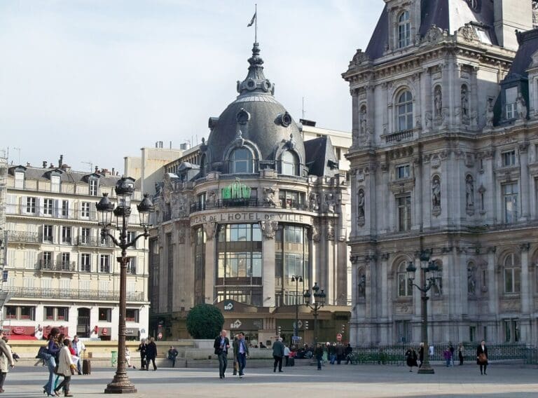 Lire la suite à propos de l’article BHV Marais : départ de Dior et Guerlain après des impayés, nouveau séisme pour l’enseigne