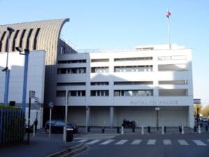 Lire la suite à propos de l’article Bobigny : deux policiers mis en examen pour viol aggravé au dépôt du tribunal