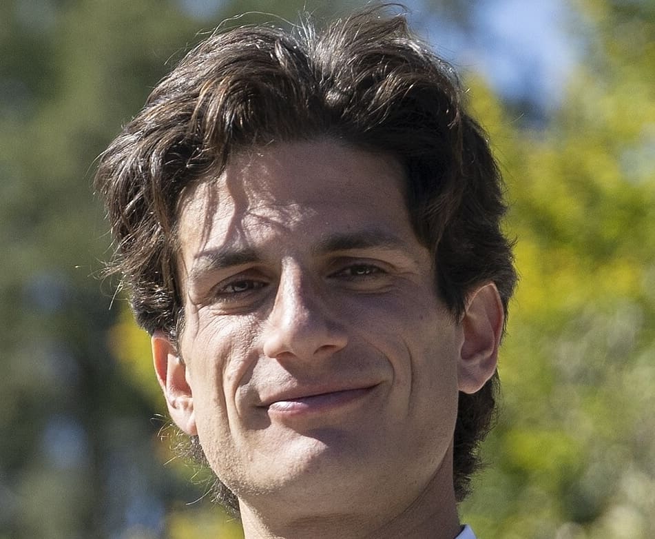You are currently viewing États-Unis : Jack Schlossberg, héritier de la famille Kennedy, se lance en politique contre Donald Trump