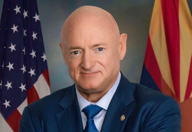 Lire la suite à propos de l’article États-Unis : le Pentagone envisage de rappeler le sénateur Mark Kelly sous les drapeaux pour un jugement en cour martiale