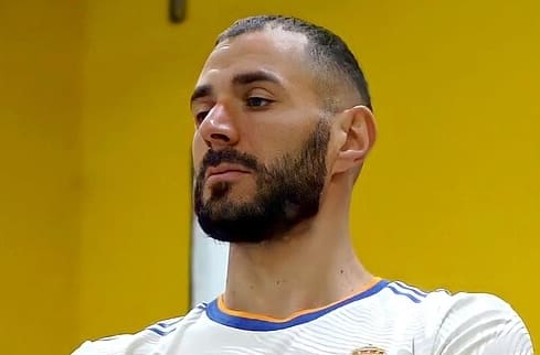 Lire la suite à propos de l’article Karim Benzema : la réplique cinglante de l’ex-Ballon d’or à Damien Rieu après les attaques visant Lyna Khoudri