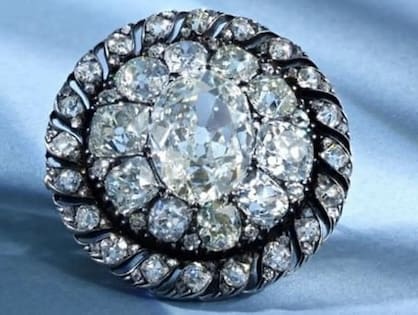 You are currently viewing La broche en diamant perdue par Napoléon s’envole à 4,4 millions de dollars lors d’une vente Sotheby’s