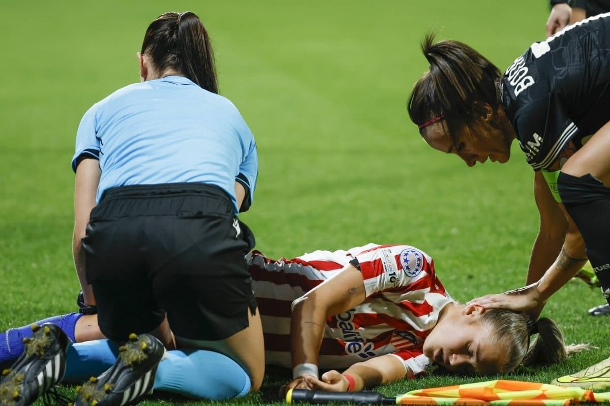 You are currently viewing Ligue des champions féminine : la joueuse Andrea Medina évacuée d’urgence après un violent choc à la tête