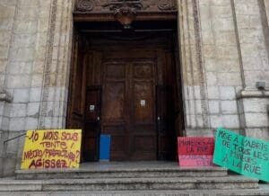 Lire la suite à propos de l’article Lyon : des mineurs isolés quittent le camp des Chartreux et se réfugient dans l’église Saint-Polycarpe