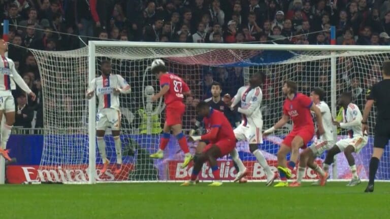 Lire la suite à propos de l’article Lyon–PSG : João Neves offre une victoire inespérée au bout du suspense