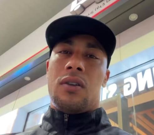 Lire la suite à propos de l’article Maes condamné à sept ans de prison au Maroc : le rappeur reconnu coupable d’avoir commandité un enlèvement