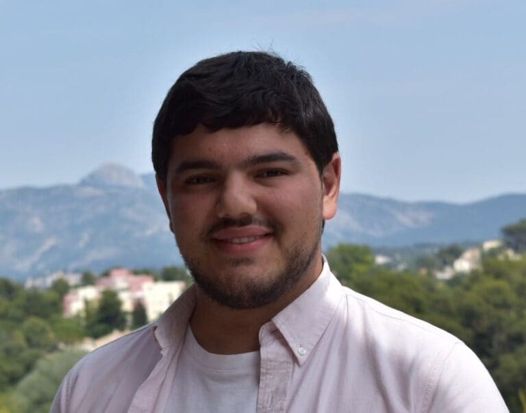 Lire la suite à propos de l’article Marseille : le frère du militant écologiste Amine Kessaci assassiné en plein jour, la piste d’un avertissement envisagée