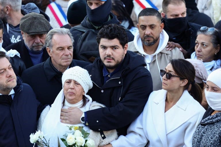 Lire la suite à propos de l’article Marseille rend hommage à Mehdi Kessaci : une marche blanche massive pour dire stop au narcobanditisme