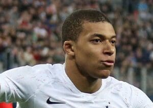 Lire la suite à propos de l’article Mbappé : le capitaine des Bleus forfait pour le déplacement en Azerbaïdjan