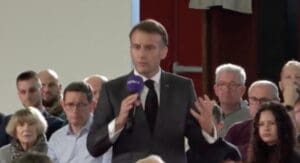 Lire la suite à propos de l’article Mirecourt : Macron veut instaurer un référé contre les fausses informations sur les réseaux sociaux