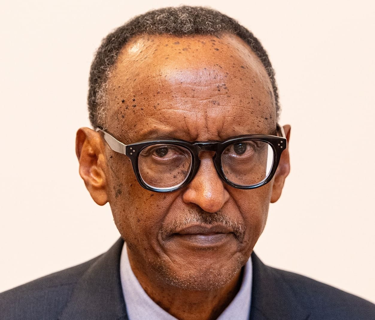 You are currently viewing Paul Kagamé : son rôle controversé lors du génocide rwandais et en RDC